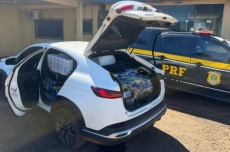  Polícia apreende quase uma tonelada de maconha em veículo 