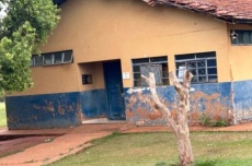  Justiça determina retirada de alunos de escola improvisada 