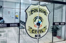  Mulher é encontrada morta em cama e filho é levado para delegacia 