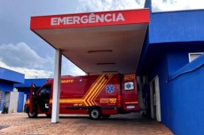  Jovem fica gravemente ferido após colisão na traseira de caminhão 