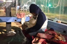  Mulher acampa em ponto de ônibus na Brilhante e vive sozinha em noites geladas 