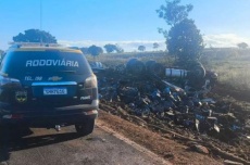  Motorista morre e três ficam feridos após carreta de bebidas capotar na MS-377 