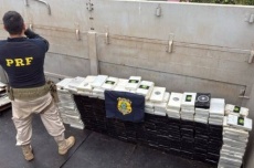  PRF intercepta carreta com 420 quilos de cocaína e prende pai e filho 