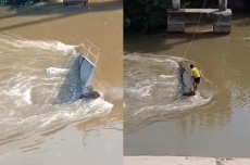  Ponte desaba, caminhão cai no Rio Taquari e motorista morre 
