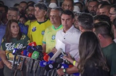  Flávio é intimado a entregar passaporte e proibido de deixar o país 