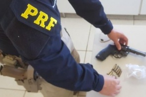 PRF apreende arma de fogo, munições e 30 gramas de cocaína