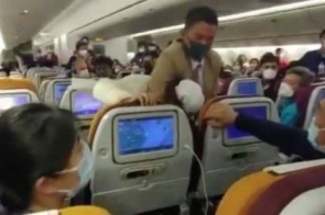 Passageira recebe mata-leão após tossir contra comissários de bordo em avião