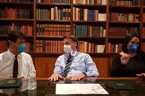 Bolsonaro usa máscara em 'live' após fazer teste do coronavírus