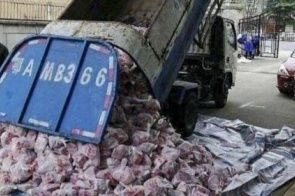 Caminhão de lixo leva carne de porco a moradores de Wuhan em quarentena