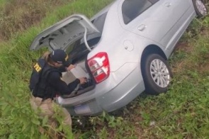 Homem é preso ao tentar fugir da polícia e abanonar carro com maconha