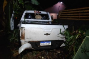 AGORA: Homem é assassinado a tiros  em Dourados quando chegava em casa a bordo de caminhonete