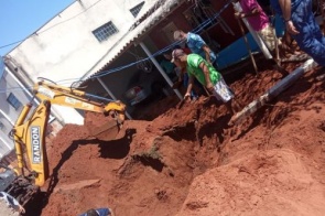 Trabalhador morre soterrado em fossa após dois desabamentos