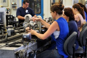 Setor de máquinas e equipamentos tem aumento de 1,5% em fevereiro
