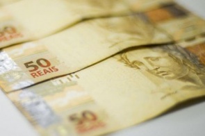 Ajuda emergencial não pode ser debitada para quitar dívidas, diz Caixa