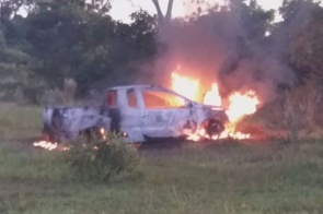 Imagens mostram carro de idoso em chamas; vídeo