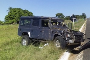Motorista morre após per o controle de Land Rover e capotar várias vezes