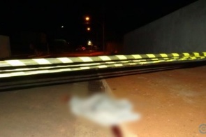 Homem é encontrado morto no meio da rua com marcas de tiro