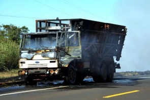 Caminhão usado para transporte de cana fica destruído após pegar fogo