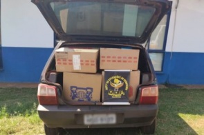 Casal é preso transportando 300 pacotes de cigarros em veículo