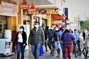 Dourados: Com transmissão comunitária confirmada, máscara vira item indispensável nas ruas