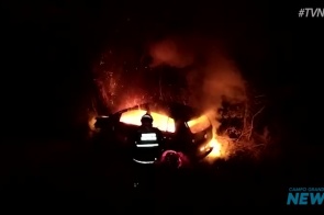 Carro pega fogo depois de acidente na rodovia MS-428