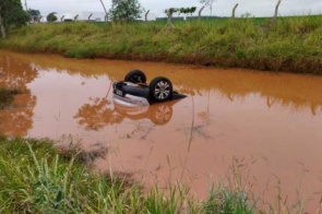 Carro fica submerso em lama após capotamento próximo de frigorífico