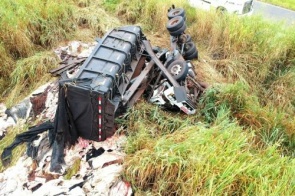 Caminhão carregado com couro tomba entre Bataguassu e Brasilândia