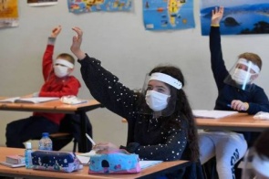 Uma semana após retorno das aulas, França fecha 70 escolas por contágio de Covid-19