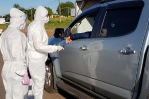 Com surtos de coronavírus no interior, carros ‘tomam banho’ para entrar em Campo Grande