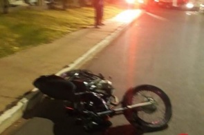 Adolescente morre ao bater moto contra árvore em avenida