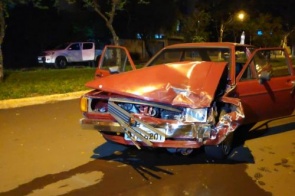 Motorista fica ferido após colisão entre carros na Oliveira Marques