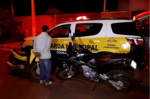 Homem é preso após ser flagrado por câmeras de segurança furtando moto em Dourados