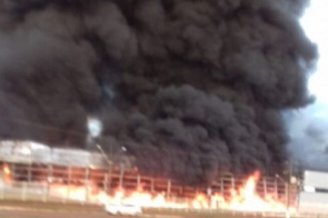 Barracão da fábrica de peças Pro Tork pega fogo no Paraná
