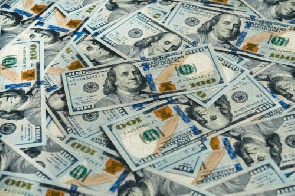 Dólar sobe com cautela política e aversão a risco no exterior