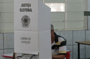 De prefeita a pré-candidatos, políticos douradenses divergem sobre adiamento das eleições