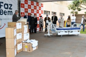 Geraldo entrega equipamentos recebidos de doação ao Hospital Universitário