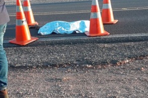 Criança morre atropelada ao tentar atravessar rodovia para ver o pai