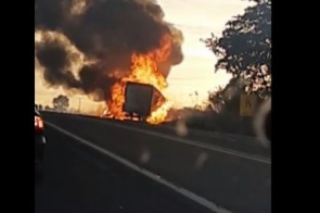 VÍDEO: caminhão baú pega fogo na BR-262