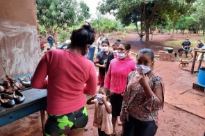 Alimentando carentes há 20 anos, "sopão" na aldeia precisa de ajuda para continuar na pandemia