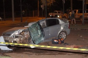 Motorista morre após invadir canteiro, bater em árvore e poste