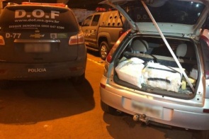 Polícia encontra veículo abandonado em rodovia com 400kg de maconha