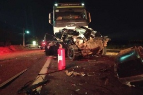 Impressionante: mesmo 'prensado' entre caminhões, motorista sobrevive a acidente