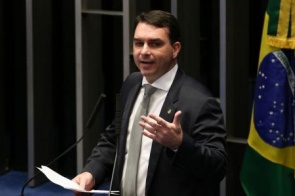 Flávio Bolsonaro anuncia estar curado da covid-19