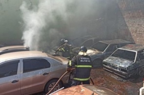Incêndio atinge 10 carros de empresa de leilões em Dourados