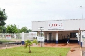 Funcionários infectados com Covid-19 pedem indenização da JBS