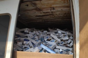 Polícia encontra Van abandonado com mil pacotes de cigarros