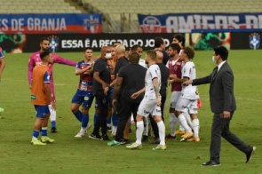 Com um a menos, Fortaleza segura o líder Atlético-MG e vence em casa