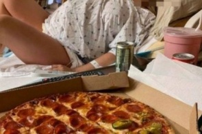 Marido é criticado por foto com pizza enquanto grávida sente contrações
