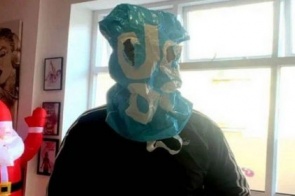 Cliente sem máscara improvisa saco plástico para entrar em lanchonete