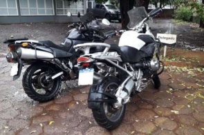 Dupla é presa após furtar moto BMW avaliada em R$ 35 mil